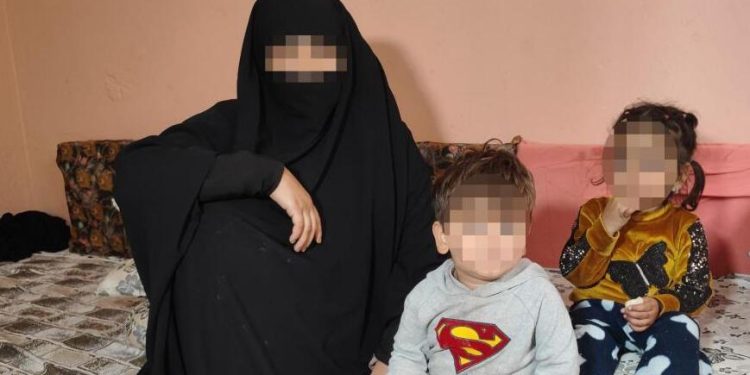 16 yaşında evlendi, çocuklarıyla eşi tarafından terk edildi