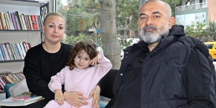 8 saat enkaz altında kalan aile mutfak kapısı sayesinde kurtuldu