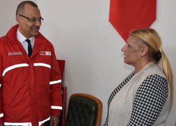 Ailesiyle enkazdan çıktı, otomobil çarptı!