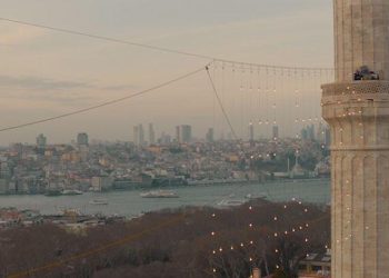 Ayasofya Camii’ne Ramazan mahyası asıldı