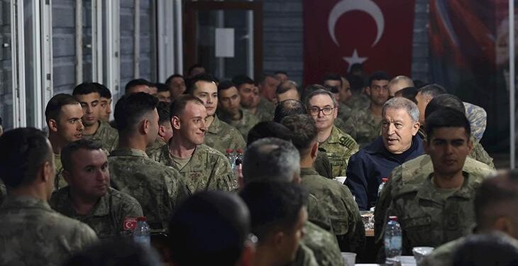 Bakan Akar, ilk iftarı Mehmetçik ile yaptı