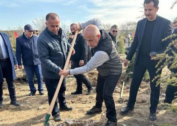 Bakan Kirişci, depremde ölen vatandaşlar için fidan dikti