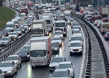 Basın Ekspres yolunda oluşan trafik sürücüleri canından bezdirdi