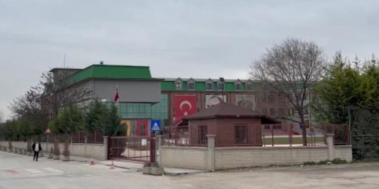 Başörtülü depremzede öğrenciyi okula kaydetmeyen müdüre 1 yıl hapis istemi