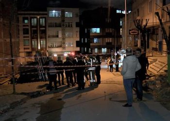 Bayrampaşa’da inşaatın istinat duvarı çöktü, tedbir amaçlı bir bina boşaltıldı