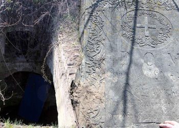 Edirne’de kendi kaderine terk edilmiş Katolik mezarlığını defineciler tahrip etti