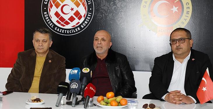 Hasan Çavuşoğlu: Türk futbolu da Türk hakemleri de baskı altında