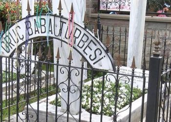 İlk iftar için saatler öncesinden ‘Oruç Baba Türbesi’ne geldiler