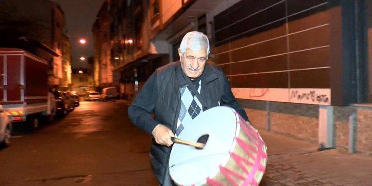 İstanbul’da Ramazan davulcuları ilk sahurla birlikte göreve başladı