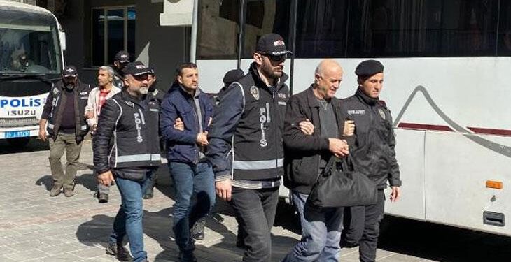 İzmir’deki FETÖ operasyonunda 12 şüpheli tutuklandı, 35’i adliyede