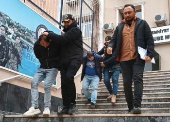 Kadıköy’de kendini polis olarak tanıtıp 500 bin lira dolandıran 2 şüpheli gözaltında 