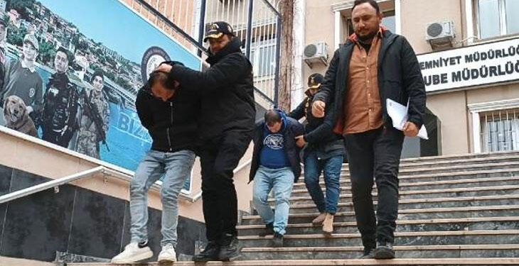 Kadıköy’de kendini polis olarak tanıtıp 500 bin lira dolandıran 2 şüpheli gözaltında