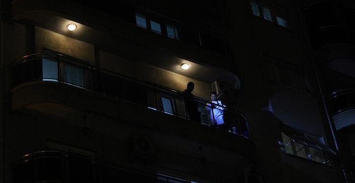 Kızını kocasından kurtarmaya çalışırken sinirlenip balkondan atlayan kadın hayatını kaybetti