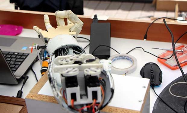 Liseli öğrenciler robotik kol tasarladı