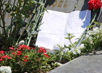 Mezarlıkta herkes bu mektubu okuyor!