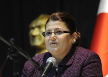 ‘O bizim anamız’ dediği Özer’e eşarp göndermiş