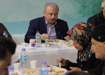 TBMM Başkanı Şentop ilk iftarı depremzedelerle yaptı