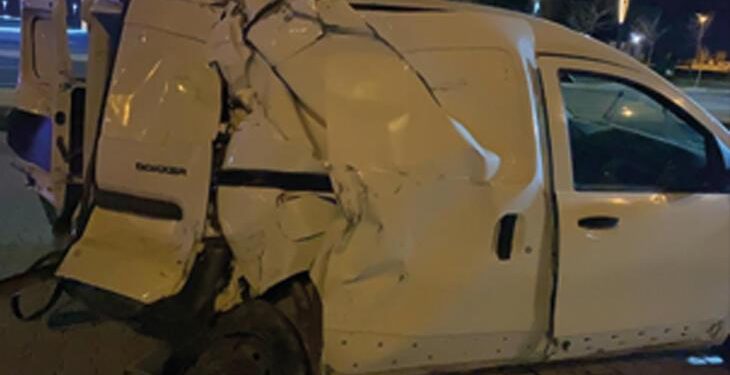 Ticari araç, midibüs ve otomobile çarptı: 3 yaralı