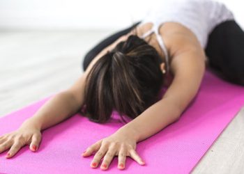 Yaprak Dökümü dizisi ile adını duyuran Yoga’ya merak saran ünlü oyuncu kimdir?