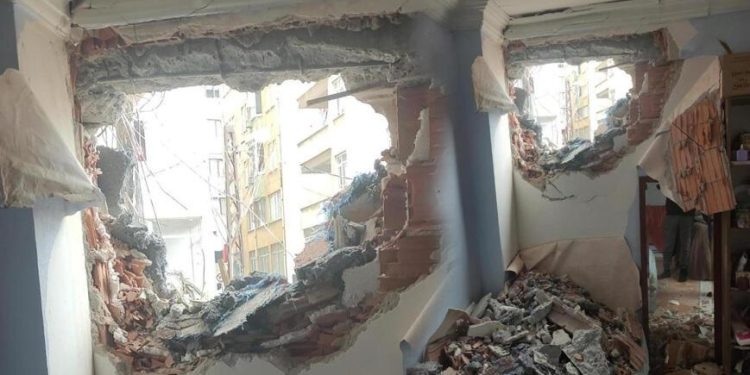 Yıkım sırasında yan binanın duvarı yıkıldı! Odadaki kız, neye uğradığını şaşırdı