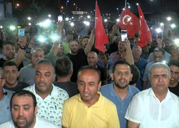 İstanbul’da taksimetre ücretine zam isteyen taksiciler eylem yaptı