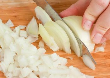 Kaynatıp kulağa koymak ağrılara iyi geliyor! Soğanın birbirinden farklı 6 faydası