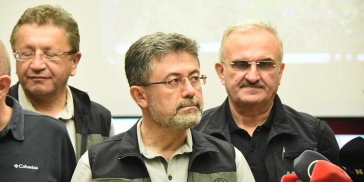 Bakan Yumaklı’dan Çanakkale yangınına ilişkin açıklama: Çalışmalar gece boyunca devam edecek