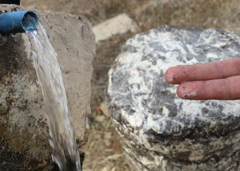 Şifalı olduğuna inanılıyor! Yağlı taş ve su için akın ettiler