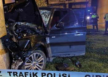 Şişli’de feci kaza! Kontrolden çıkan cip direğe çarptı: 4 yaralı