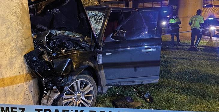 Şişli’de feci kaza! Kontrolden çıkan cip direğe çarptı: 4 yaralı