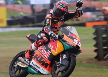 Deniz Öncü Avustralya’da zirvede