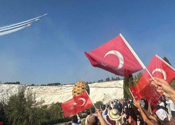 Pamukkale’de Türk Yıldızları’ndan nefes kesen gösterisi